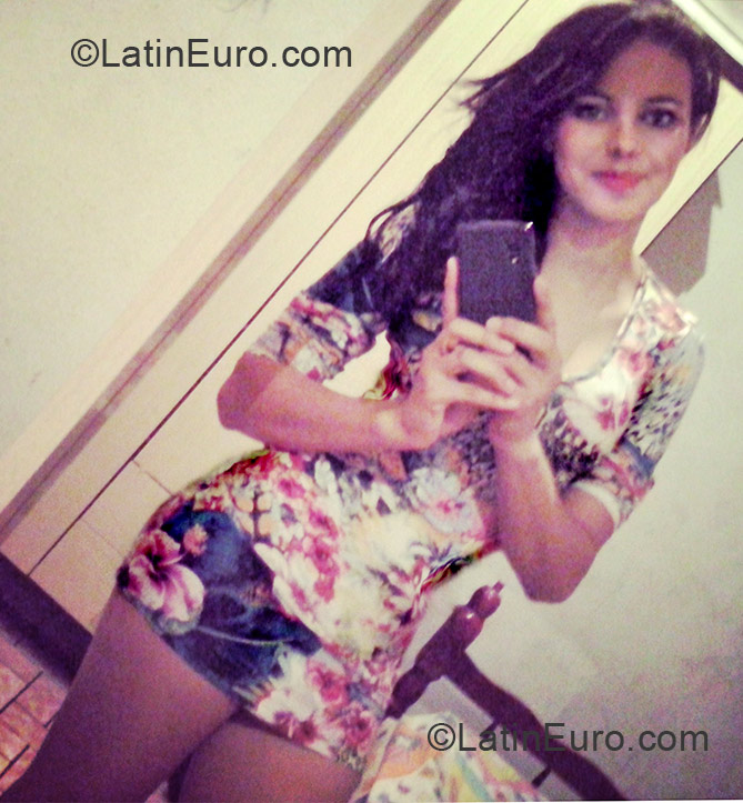 Date this athletic Brazil girl Crislaine from Tapira BR7708