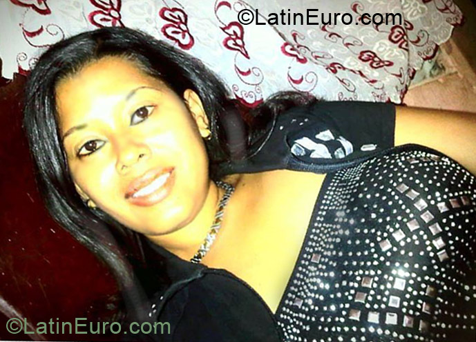 Date this stunning Dominican Republic girl Indhiri from Santo Domingo DO15655