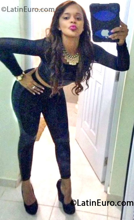 Date this charming United States girl Reyna from Bronx - Santo Domingo US14341