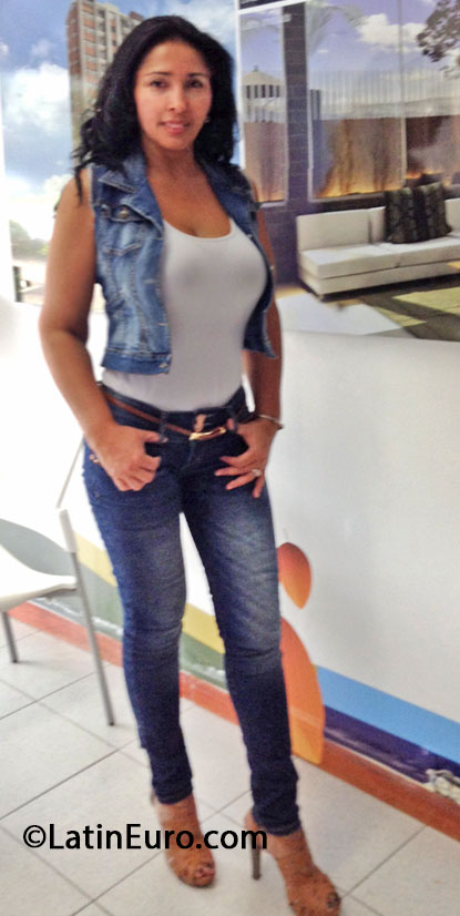 Date this sultry Colombia girl Deisy from Medellin CO13517