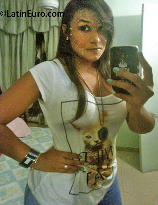 Date this nice looking Dominican Republic girl Laura from Santo Domingo DO17223
