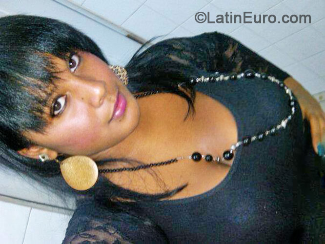 Date this delightful Dominican Republic girl Carolina collan from Santo Domingo DO17816