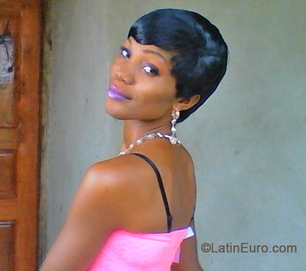 Date this exotic Cameroon girl Rossy from Buea CM192