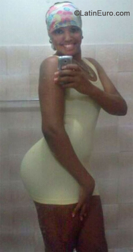 Date this happy Dominican Republic girl Karen from Santo Domingo DO18850