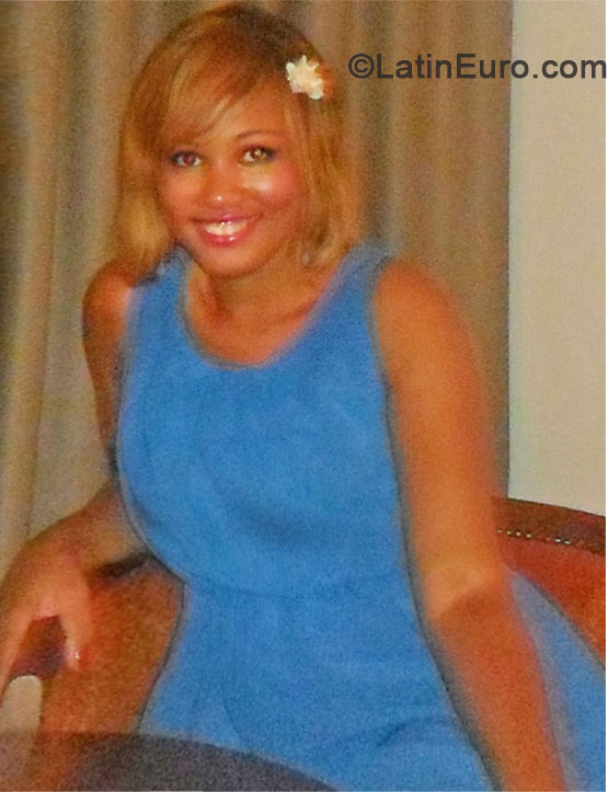 Date this nice looking Malta girl Fernanda from Malta MT4