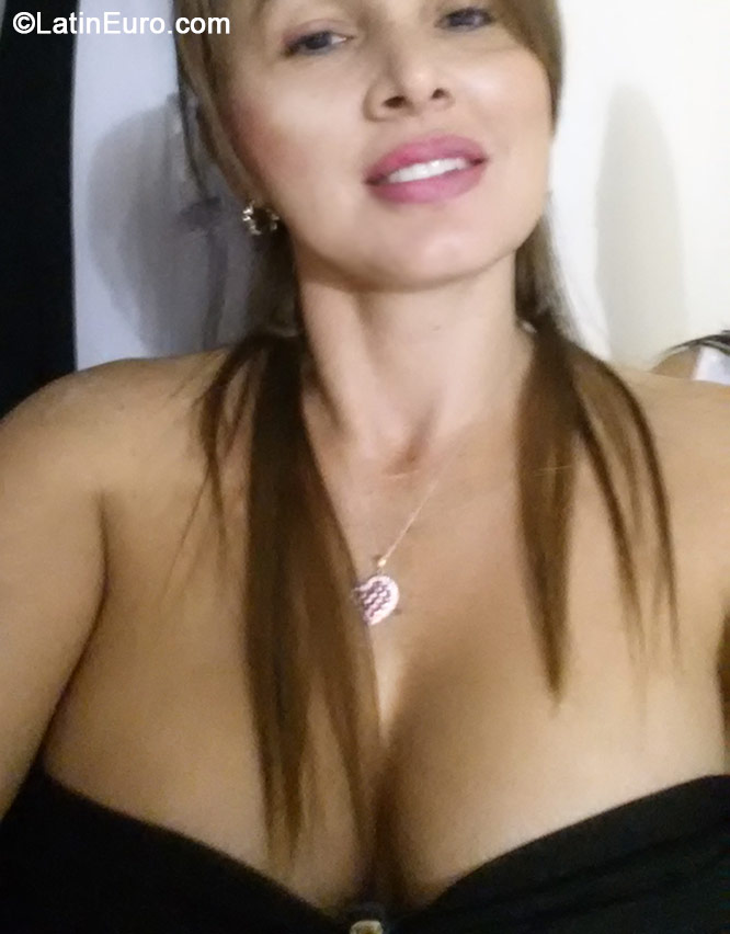 Date this charming Colombia girl Nelsy from Bogota CO15223