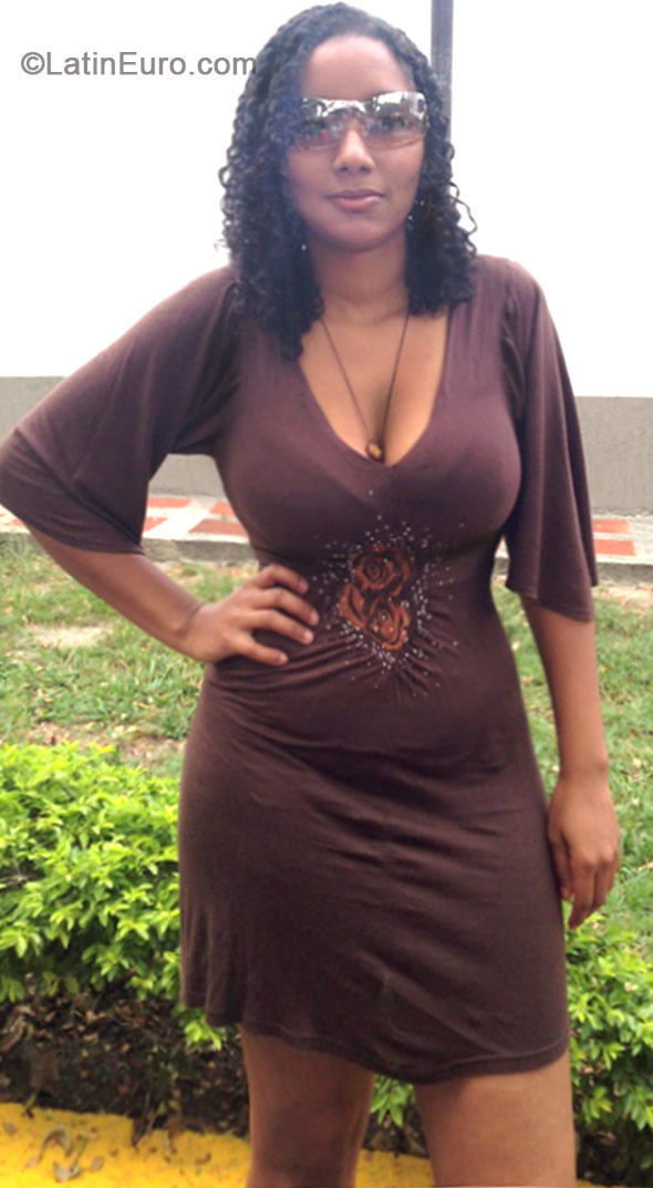 Date this hard body Colombia girl Amalfi from Cali CO17106
