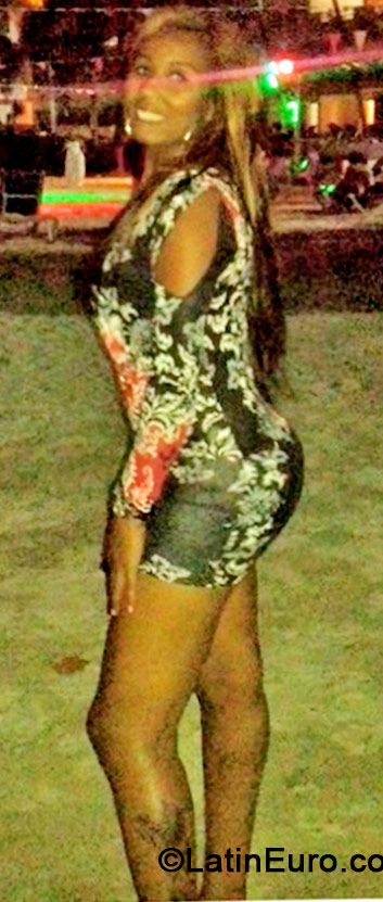 Date this sultry Dominican Republic girl Yissel from San Cristobal DO19095