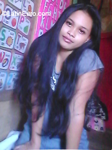 Date this good-looking Philippines girl Recy from Manila PH649