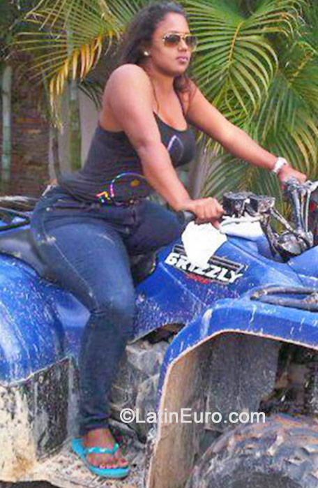 Date this foxy Dominican Republic girl Isaura from Santo Domingo DO19276