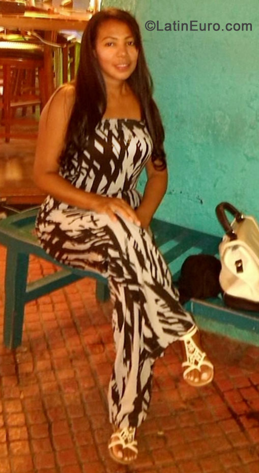 Date this pretty Dominican Republic girl Ylma from Santo Domingo DO19478
