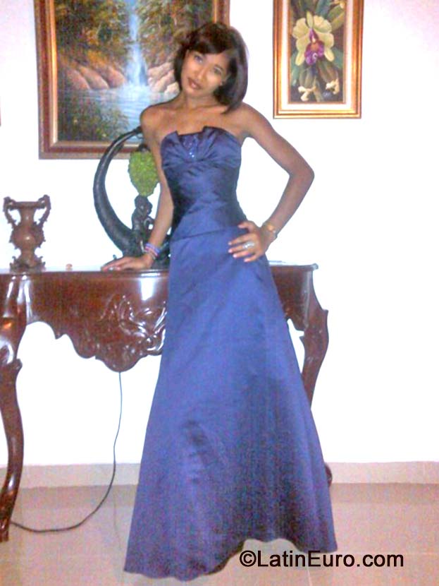 Date this sensual Dominican Republic girl Flor angel from Santo Domingo DO19697