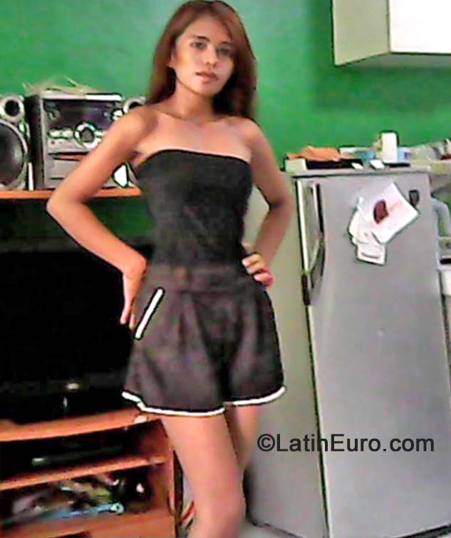 Date this passionate Philippines girl Lerhinia from Manila PH668