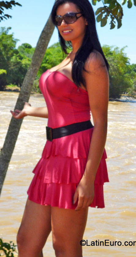 Date this attractive Brazil girl Flavia from Goiania BR9053