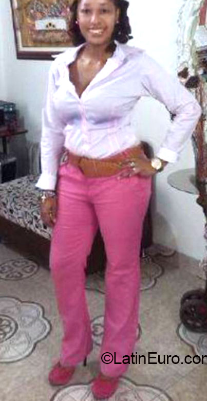 Date this attractive Colombia girl Yenny from Cali CO16395