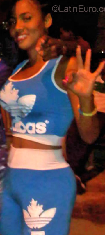 Date this nice looking Dominican Republic girl Yulay from Santo Domingo DO20389