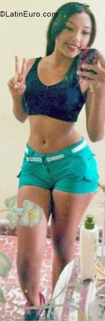 Date this young Colombia girl Marcela from Cali CO16524