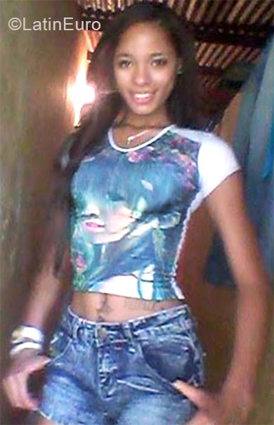 Date this attractive Colombia girl Alexandra from Cali CO16537