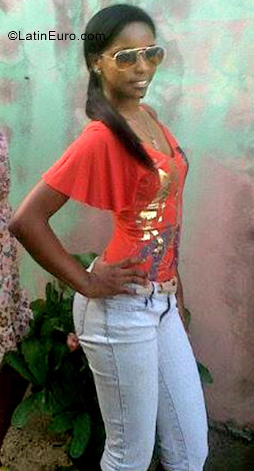 Date this gorgeous Dominican Republic girl Ruth from Santo Domingo DO20623