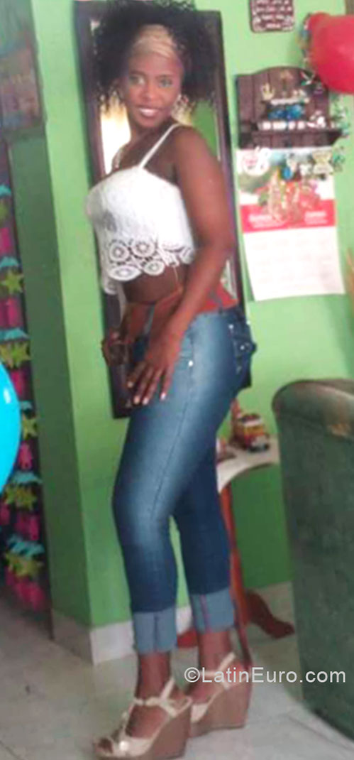 Date this sensual Colombia girl Rubi from Cali CO16907
