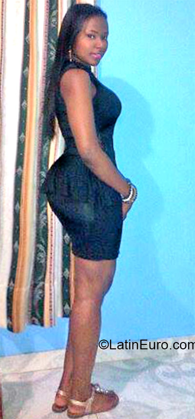 Date this sensual Colombia girl Leidy from Cali CO16599
