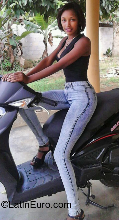Date this nice looking Dominican Republic girl Yafi from La Vega DO20698