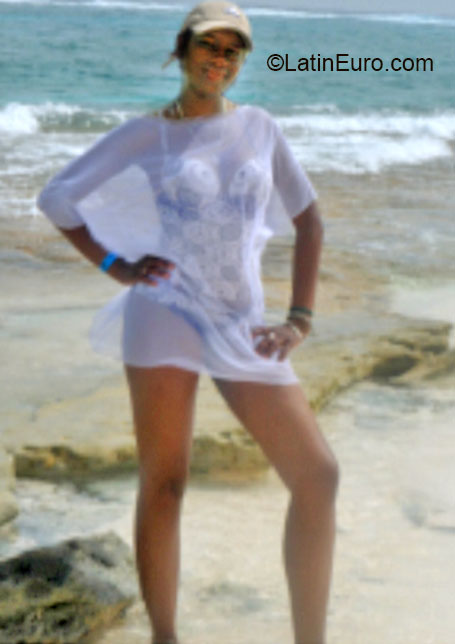 Date this happy Colombia girl Luz from Cali CO16960