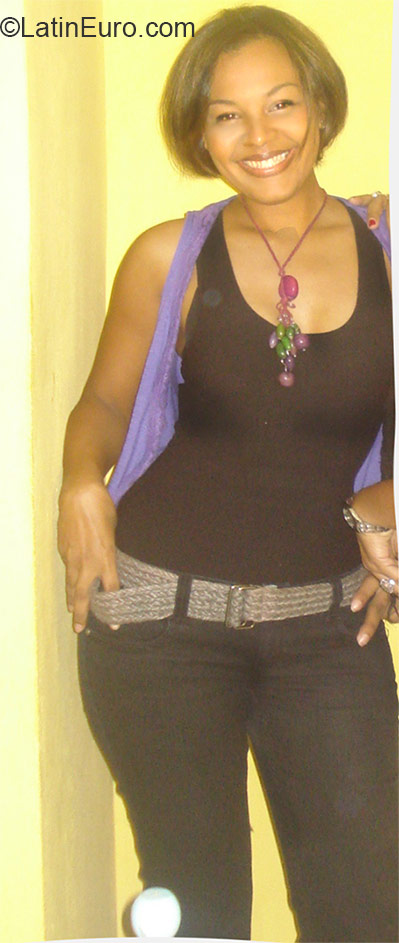 Date this nice looking Dominican Republic girl Lorena from Santo Domingo DO20901