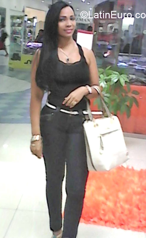 Date this pretty Dominican Republic girl Estefania from Santo Domingo DO20968