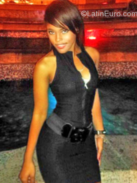 Date this happy Dominican Republic girl Isabel from Santo Domingo DO21011