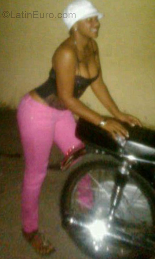 Date this stunning Dominican Republic girl Issa from La Vega DO21057