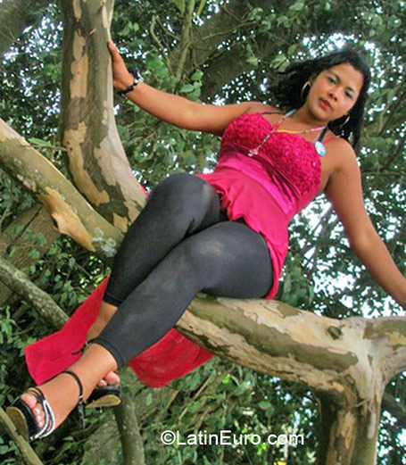 Date this hard body Colombia girl Rubeth from Cali CO16800