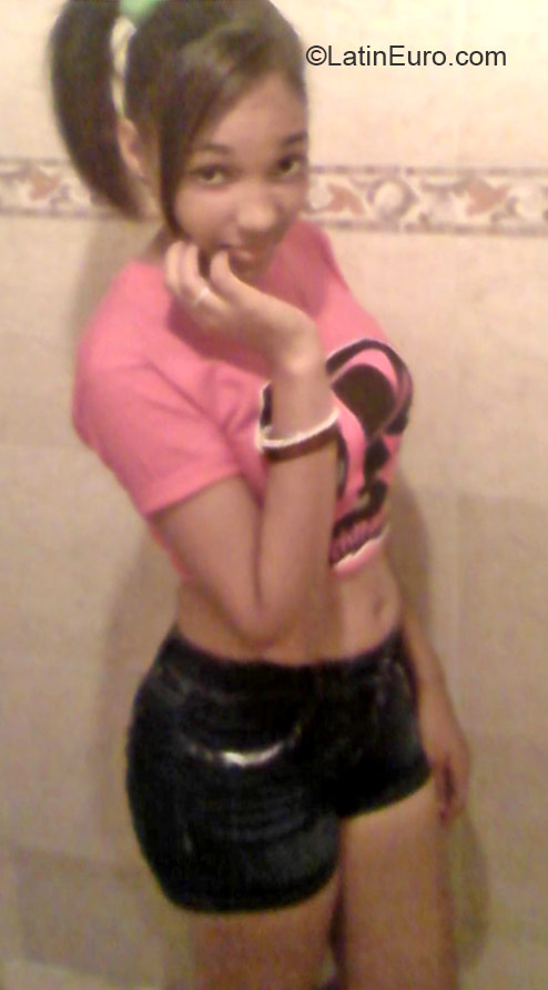 Date this attractive Dominican Republic girl Christin from Santiago DO21081