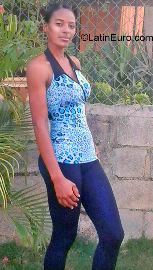 Date this pretty Dominican Republic girl Santa from Santo Domingo DO21111