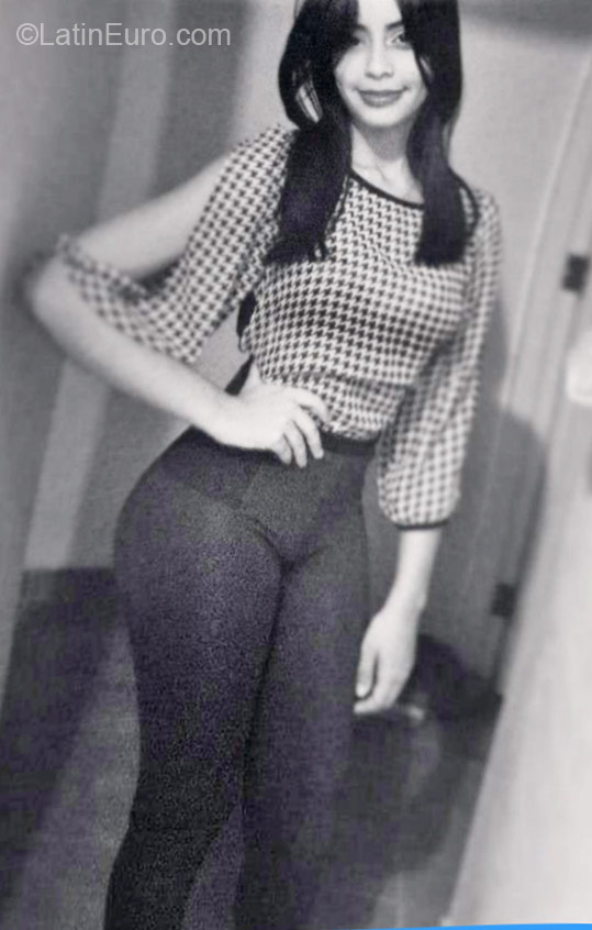 Date this stunning Dominican Republic girl Carolina from Santo Domingo DO21206