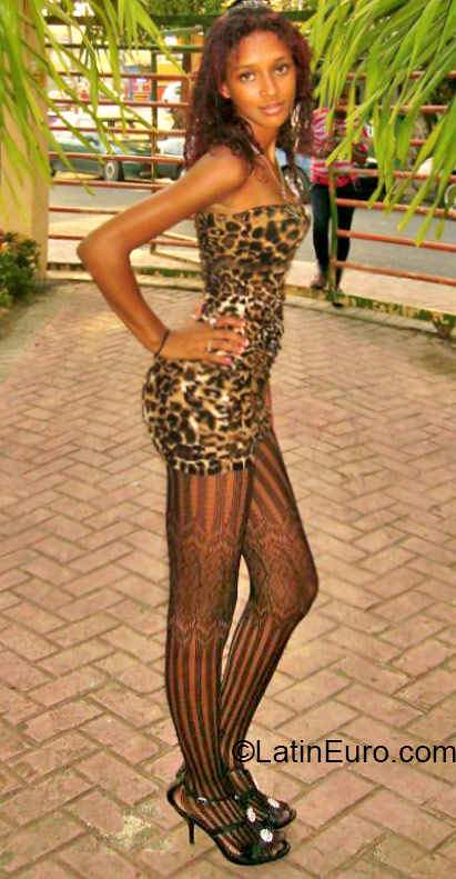 Date this good-looking Dominican Republic girl Luisa from Santo Domingo DO21450
