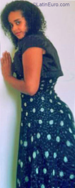 Date this nice looking Dominican Republic girl Dariena from Santo Domingo DO21476
