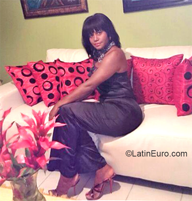 Date this voluptuous Dominican Republic girl Yolanda from Santo Domingo DO21539