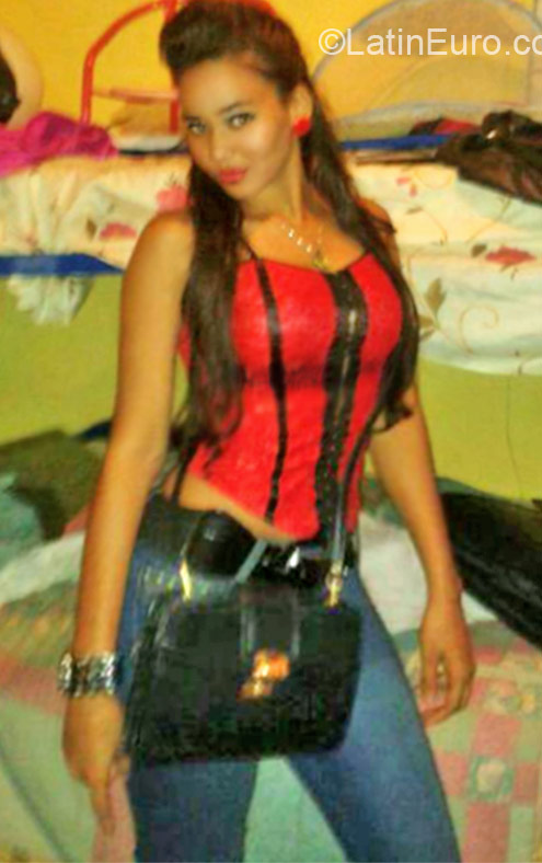 Date this voluptuous Dominican Republic girl Andreina from Santo Domingo DO21649