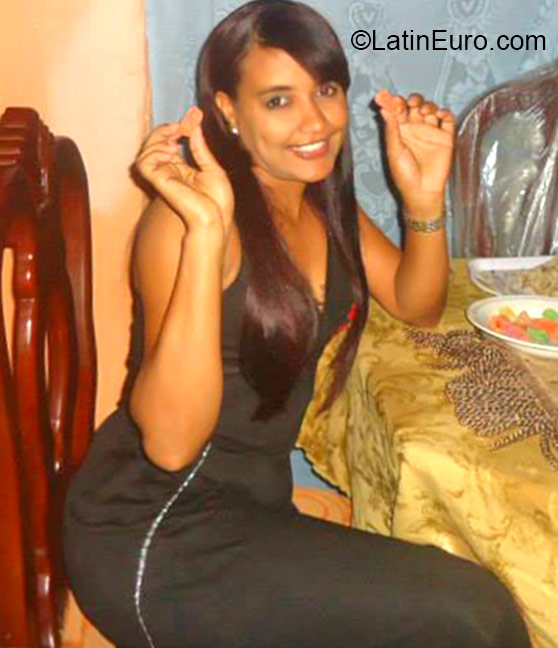 Date this sultry Dominican Republic girl Alba from Haina DO21736