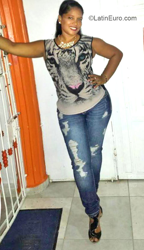 Date this delightful Dominican Republic girl Shakira from Santo Domingo DO21859
