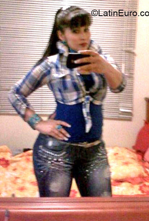 Date this sultry Colombia girl Clara ines from Medellin CO17337