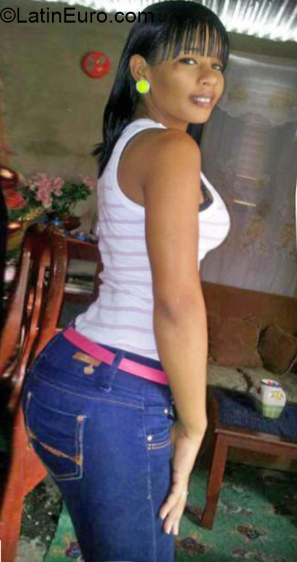 Date this cute Dominican Republic girl Amalfi from Santo Domingo DO22069