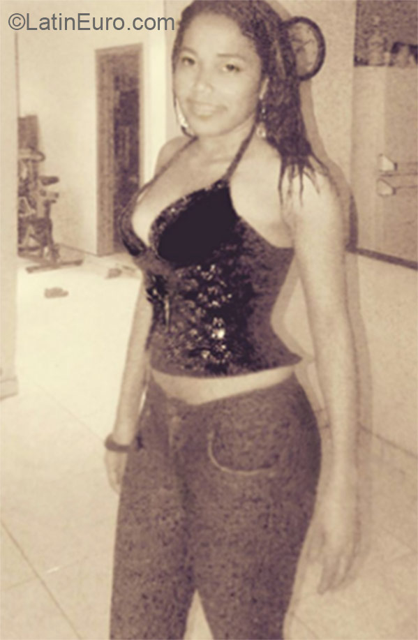 Date this nice looking Colombia girl Elena from Cali CO17526
