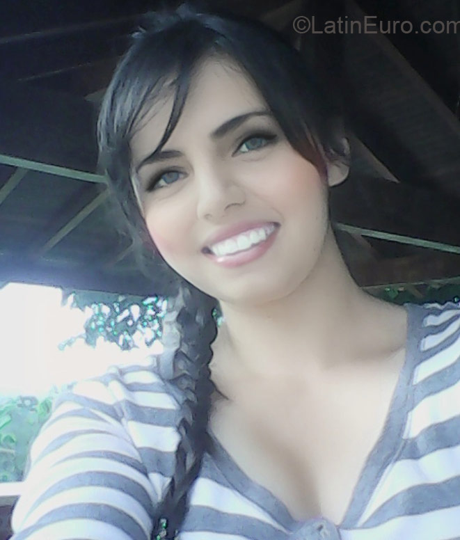 Date this lovely Colombia girl Lorena from Bucaramanga CO17458
