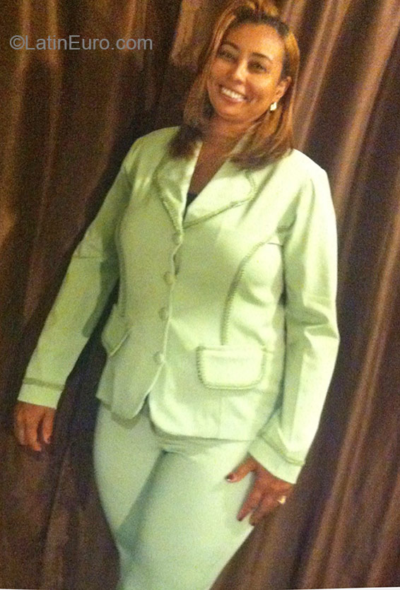 Date this good-looking Dominican Republic girl Cristal from Santo Domingo DO22313