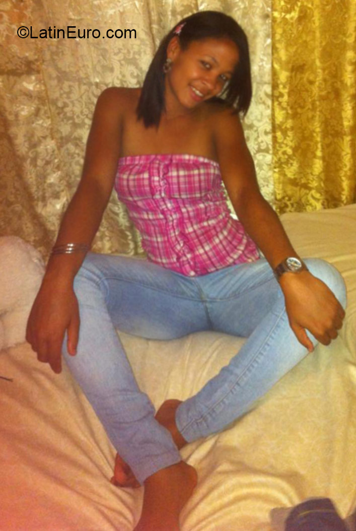 Date this young Dominican Republic girl Priscila from Santo Domingo DO22329