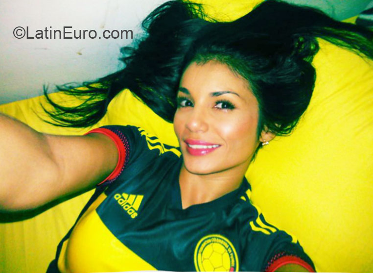 Date this charming Colombia girl Xiomara from Medellin CO17513