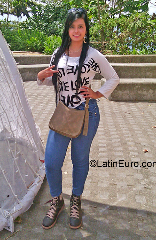Date this pretty Colombia girl Lucero Jessica from Manizales CO17516