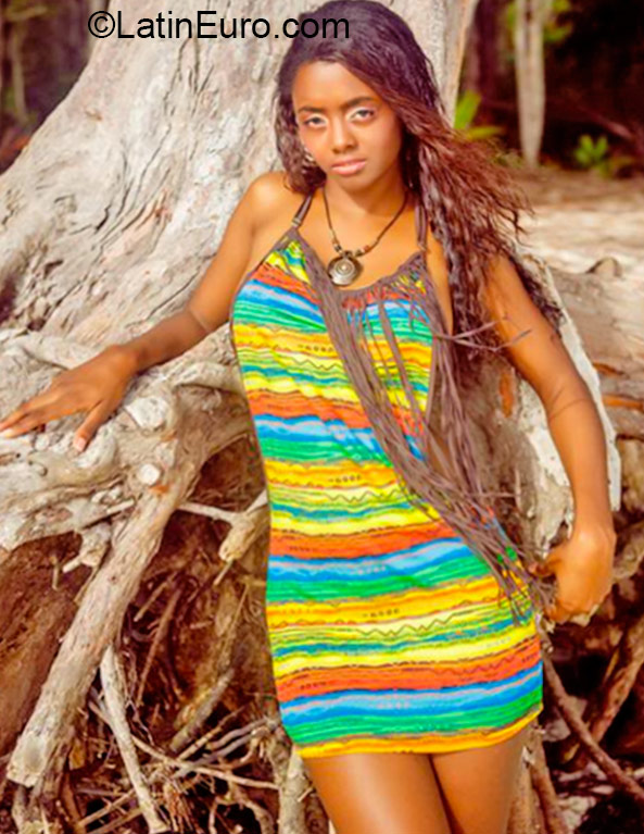 Date this sensual Dominican Republic girl Laura from Santo Domingo DO22538